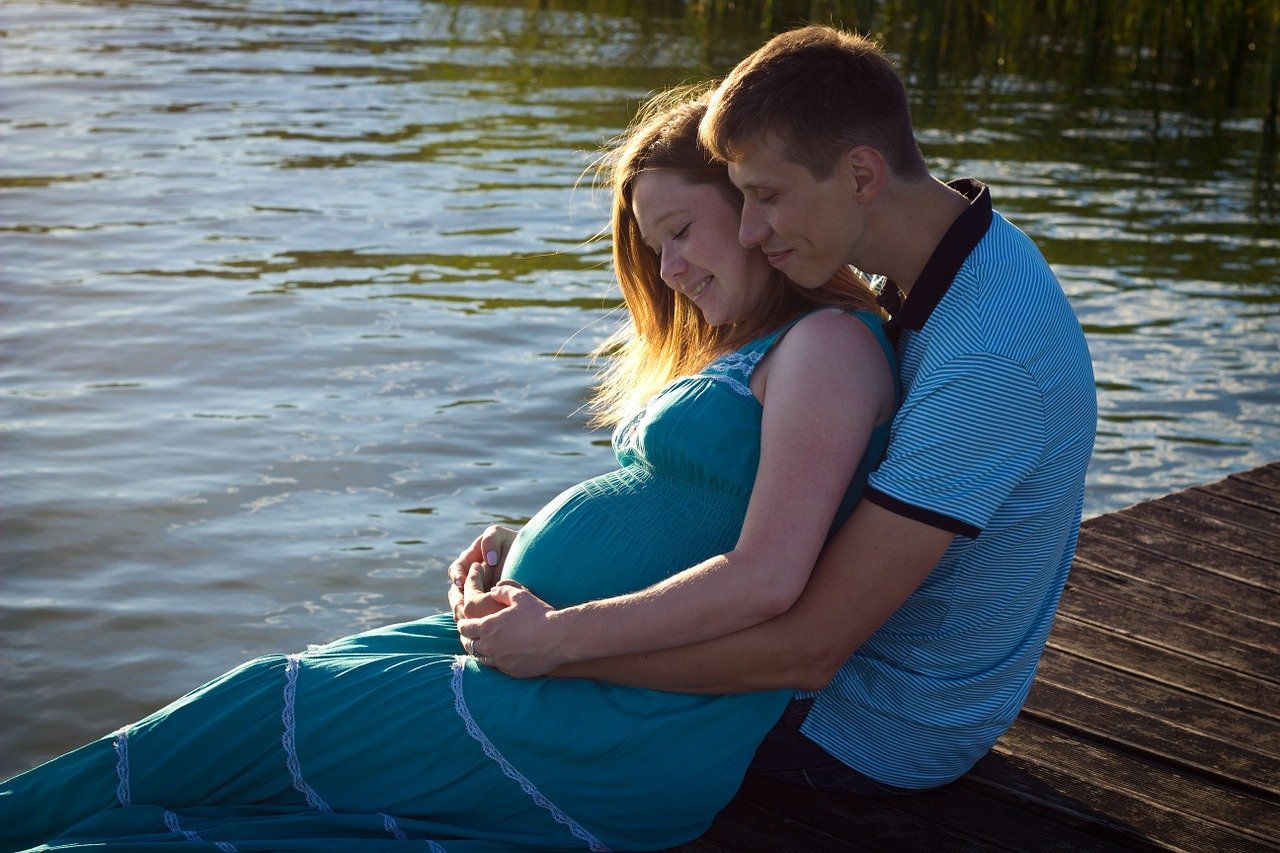 Junges Paar erlebt Schwangerschaft
