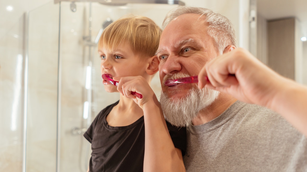 Zahnpflegemythen werden in der Familie weitergegeben wie hier bei Opa und Enkel