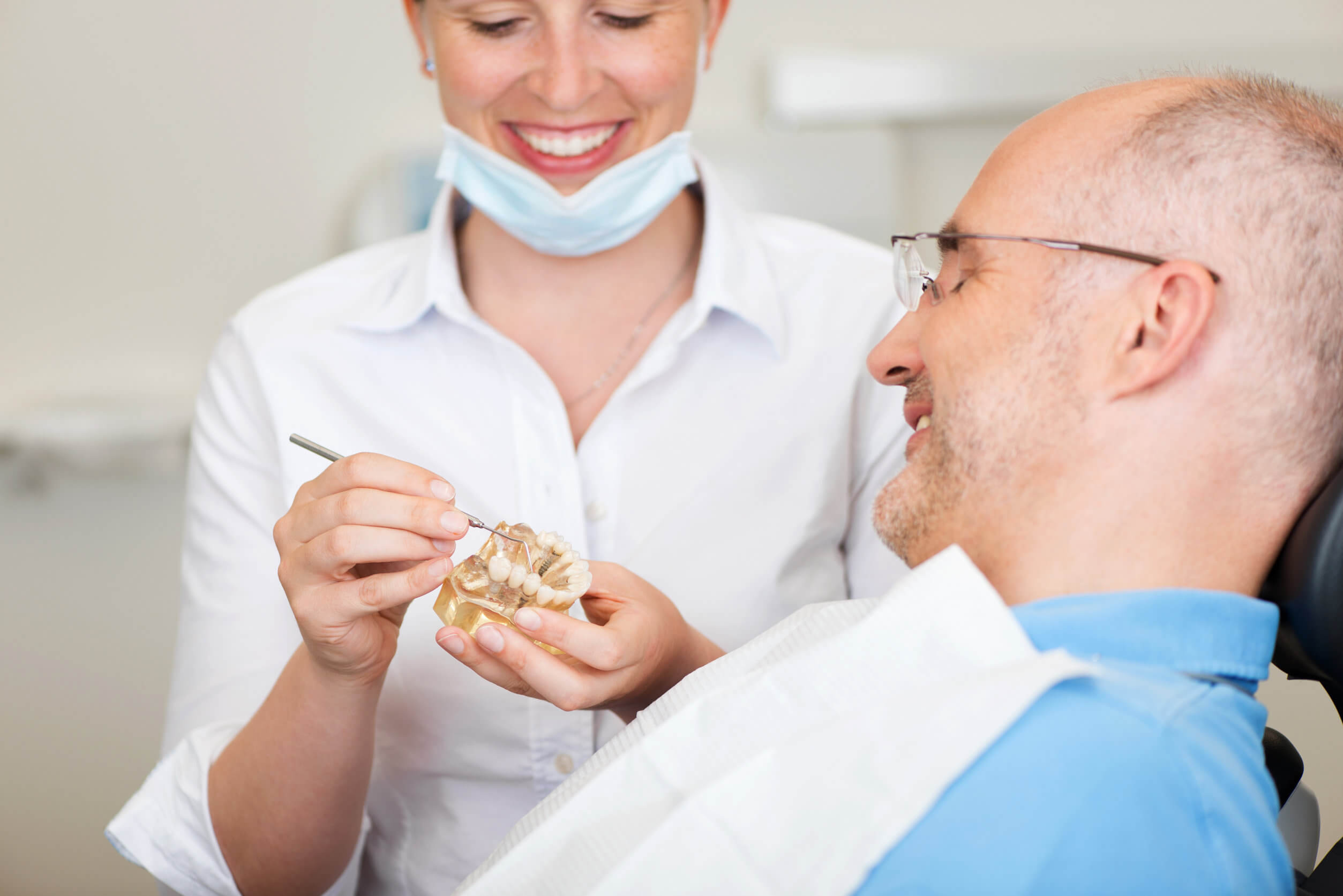 Implantologie-Beratung Zahnimplantate bei Dr. Noack - Zahnarzt Würzburg